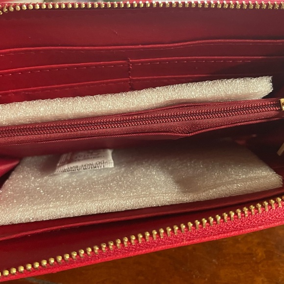 Badgley Mischka set. NWT. Tote bag and wallet. Has lap top pocket.  MRSP $208 - Picture 7 of 9